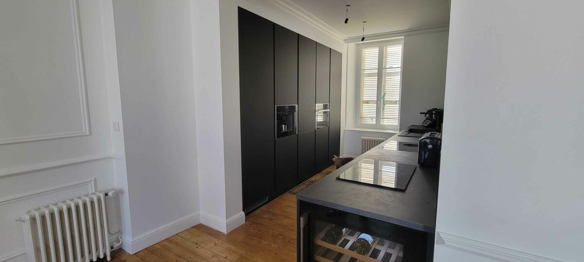 cuisine-lineaire-noir-mat-avec-cave-a-vin