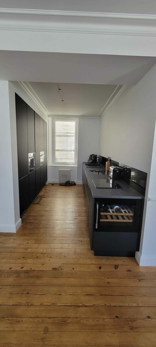 cuisine-lineaire-noir-mat-avec-cave-a-vin