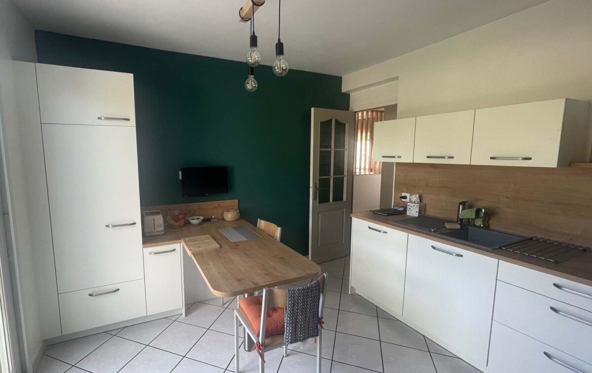 cuisine-blanche-classique-avec-credence-en-bois-et-coin-repas